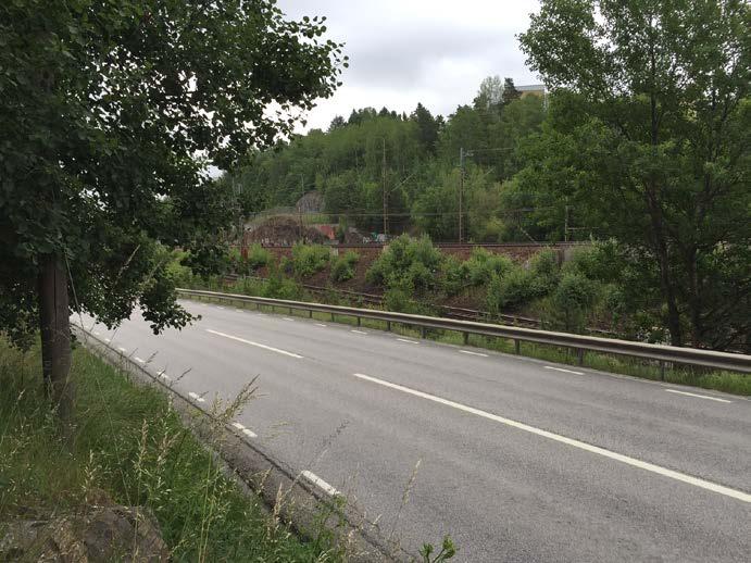 KS 2015-1707 13 (32) Förutsättningar, förändringar och konsekvenser Mark och vegetation Marken som berörs av den överliggande cirkulationsplatsen ligger till stor del inom befintligt vägområdet för