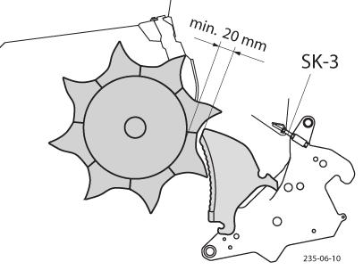 väng in knivbalken (arbetsläge) 2. Genonför optisk kontroll Knivarnas avstånd till pressrotorn måste utgöra minst 20 mm. Anmärkning!
