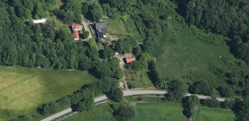 3 (6) Fastigheten markerad med röd ram och yta. Till höger skymtar Landsvägen Jegerhielms väg och till vänster, samfälld vägmark (grusväg). I bakgrunden ses befintliga hus.