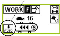 inmatningskanalen reduceras - fodret skonas vid avlastningen Avlastningsautomatikens funktionsförlopp: 1. Bakluckan öppnas. 1) Observera! Bakluckan öppnas helt. 2. Tvärmatningsbandet tillkopplas.