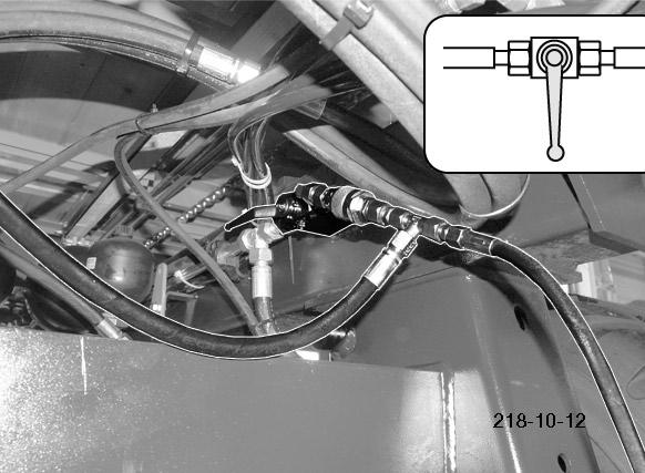HYDRAULIKT LÖPVERK Inställning och första idrifttagande Inställning och kontroll av det hydrauliska löpverket 1) Observera! För dessa arbeten måste spärrkranar (1) manövreras under lastningsvagnen.