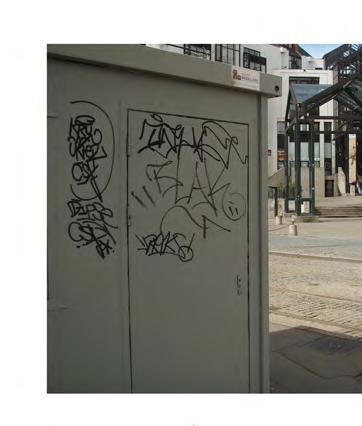 Här står också medieteket något indraget från gatan med en modernt utformad entré.