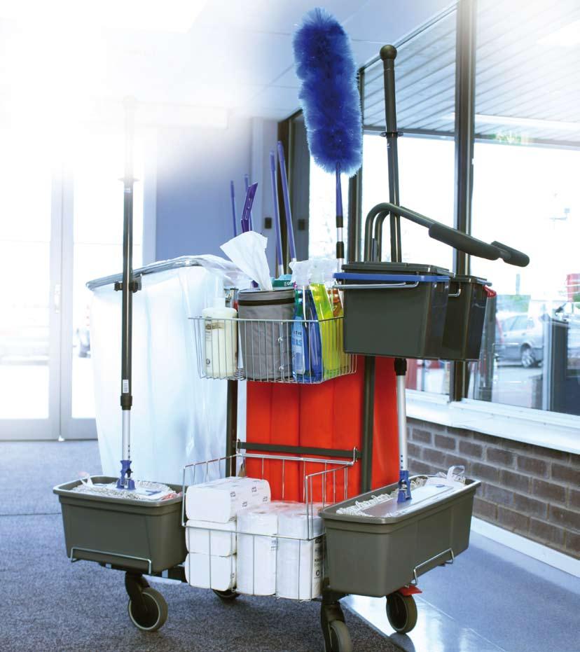 De fuktiga mopparna placeras med kardborren uppåt i lådor med lock och de fuktiga dukarna placeras i separata lådor på vagnen.