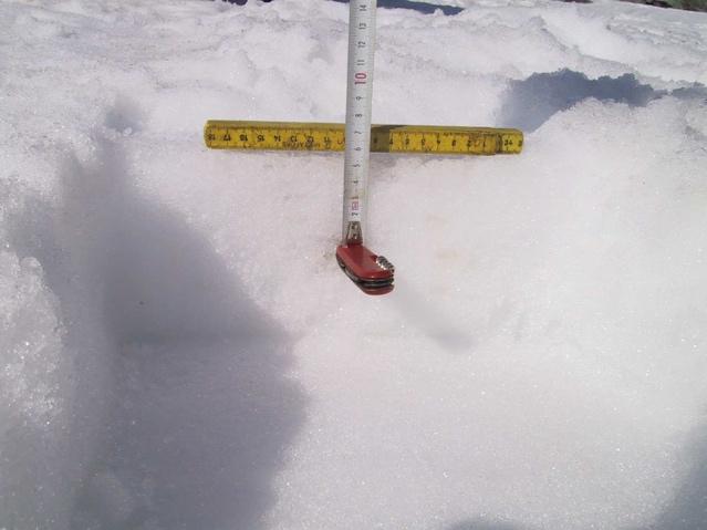 2-3 cm. Troligen trängde inte vattnet ner mera än de 2-3 cm på den pistade ytan.