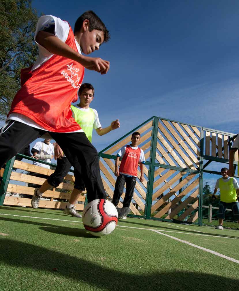 Aktiv utemiljö Vi har levt med sport och aktivitet i 90 år. Under nästan ett sekel har vi samlat på oss kompetens och erfarenhet både när det gäller innemiljö och utemiljö.