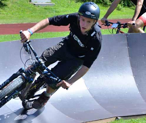 Pumptrack - för alla åldrar och färdighetsnivåer Pumptrack i komposit Pumptrackbanorna tillverkas i komposit och finns i olika
