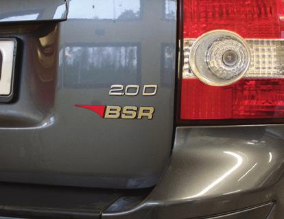 MEDFÖLJANDE BSR-EMBLEM Stort emblem Placera det stora emblemet på bilens baklucka, generellt ca 20mm under motorbeteckningen. Små emblem Placera de två små emblemen på bilens framskärmar.