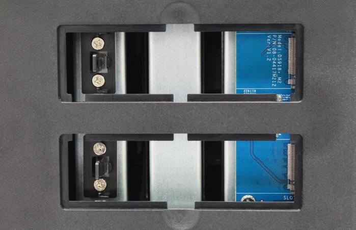 Lägga till en M.2 NVMe SSD till DiskStation Du kan installera upp till M.2 NVMe 2280 SSD:er på din DiskStation för att skapa volym för SSD-cachelagring.