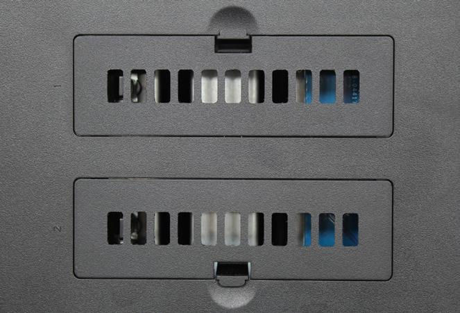 Koppla ifrån alla kablar som är anslutna till din DiskStation för att förhindra eventuella skador. 2 SSD-kortplatserna finns längst ned i din DiskStation.