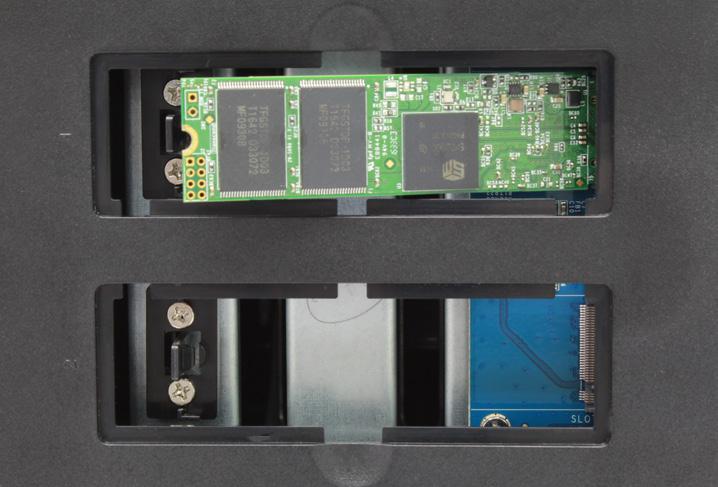 1 2 Viktigt: Håll SSD-modulen i dess kant och rör inte guldkontakterna. 4 Börja i första kortplatsen.