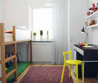 Köket har kaklat stänkskydd och bänkskiva av aluminiummönstrad laminat.