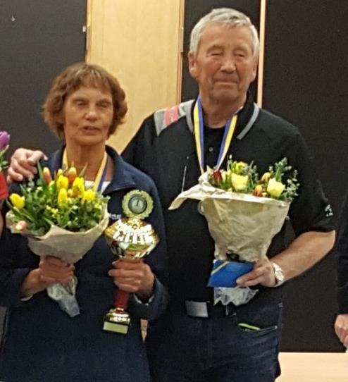Eivor Hjortenkrans och Sture Karlsson SPF Seniorerna Vimmerby spelade till sig en andra plats i förbundsmästerskapen i mattcurling den 12 april i Ullared Det var små marginaler som avgjorde