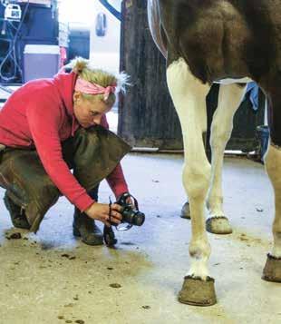 Foto: Lisa Persson VID MIKROFONEN PÅ UMÅKER Hanna Norring tar plats bakom mikrofonen på provloppsdagarna i Umeå.