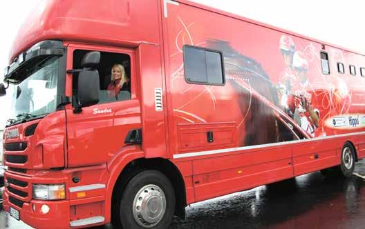 MÅNGA HÄST- KRAFTER Hon kombinerar sitt hästskötarjobb med att transportera stallets alla travare på väg till tävling. Sandra Byström är en tjej som gillar många olika hästkrafter.