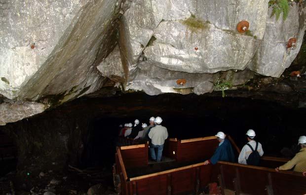 Lockgruvan är tillgänglig för besökare. Gruvorna Gruvorna i Pershyttan tillhör de äldsta i Bergslagen. Under medeltiden utvecklades masugnstekniken. Det var då som brytningen av bergmalm satte igång.