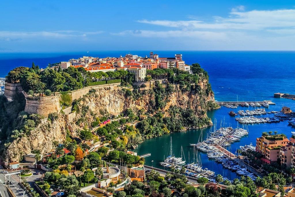 FRANSKA OCH ITALIENSKA RIVIERAN Pittoreska städer, frestande badvikar, frodiga olivlundar, gastronomiska upplevelser och ett härligt klimat det är Rivieran.