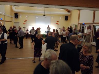 50-60-talskväll med seniorerna! Måndagen den 30 oktober Papegojlyckan. Över 60 Seniorer från Lund och Malmö kom till denna första seniorfest.