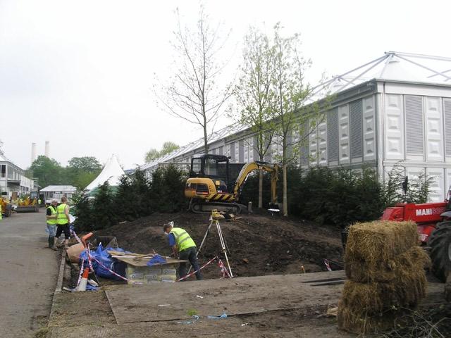 inledning Uppbyggnad av en så kalllad showgarden under Chelsea Flower Show 2006.