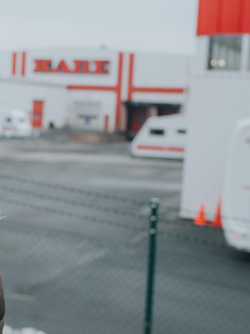 MÖT KABES DESIGNCHEF MAUD BLOMQVIST Maud var bara tre år när pappa Kurt började bygga den första husvagnen hemma i garaget.