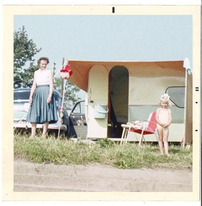 Mamma Berit och Maud Blomqvist sommaren 1958 då de fick vara med om den allra första semesterresan med den nästan färdigbyggda husvagnen.
