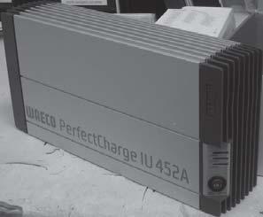 Grön lysdiod indikerar att batteriet är fulladdat och att batteriladdaren underhållsladdar batteriet (kompenserar för batteriets självurladdning).