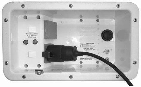 ELSYSTEM 230V ALLMÄNT Husvagnens 230V-system används till kylskåp, batteriladdare, panna och i förekommande fall till dammsugare och annan tillvalsutrustning.