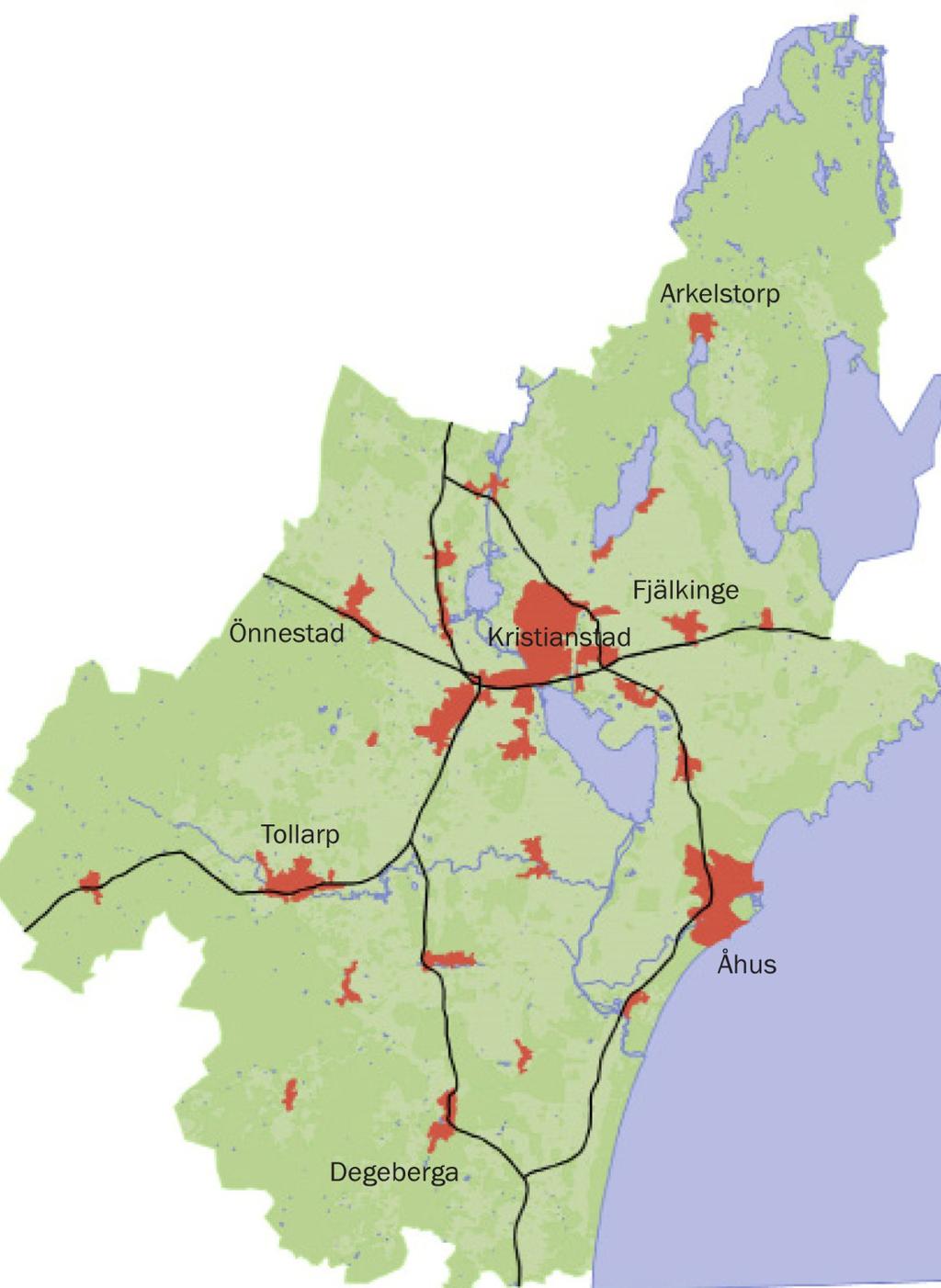 Staden ingår i biosfärområdet Kristianstads Vattenrike. Den täta stadsbebyggelsen gränsar till öppna våtängsmarker och mötet mellan stad och land är väldigt påtaglig.