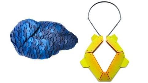 Konsthantverkscentrum Samtida smyckekonst från Sverige på turné Konsthantverkscentrum - 2017-10-04 15:15 CEST Brosch i blått av återbrukad plast, Karin Roy Andersson.