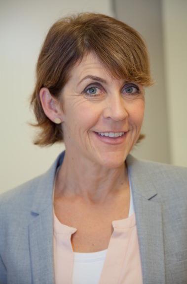 LÄGG FISKEN PÅ DISKEN - EN SMARTARE FÖRETAGSKULTUR Föreläsare: Andrea Jovell Andrea Jovell anlitas av företag och organisationer för att utveckla verksamheten genom en smartare företagskultur.