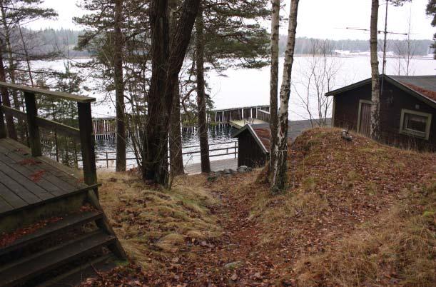 Marken mellan byggnaderna är brant. Byggnaderna är naturligt placerade i landskapet.