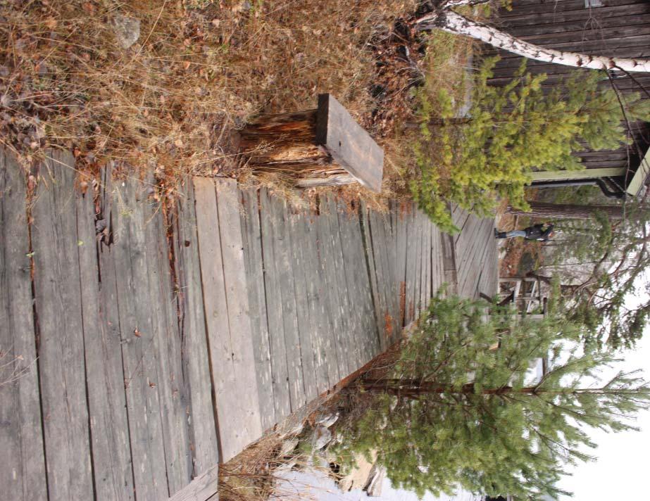 Under altandelen skymtar cementramper och resterna av en träsyllstrappa fram (Bild 25).