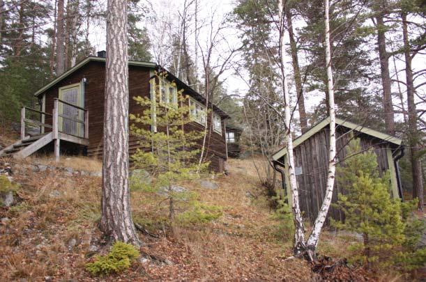 Detta och den avvikande färgsättningen är tydliga markörer att det handlar om tillskott i miljön och förvirrar därmed inte intrycket mer än nödvändigt.