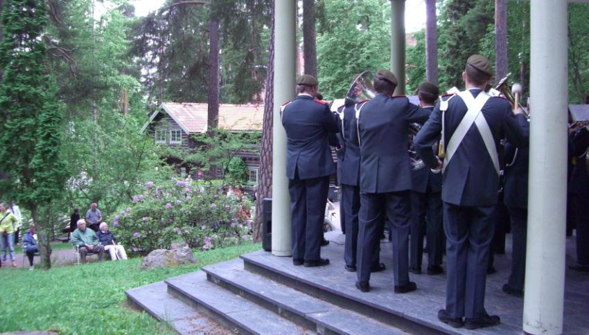 Så var det bl a söndagen den 19 juni. Den dagen spelade Hemvärnets musikkår Borlänge. Allt var som det skulle.