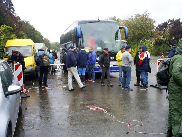 Bussen startar söndag morgon 8:15 och vi åker från marknaden 12:00.