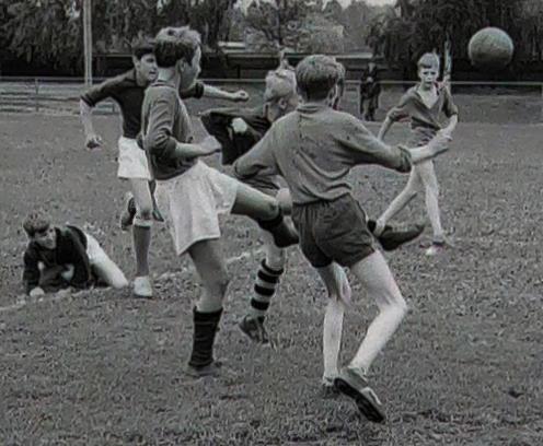Ryggen på Wilöspelaren närmast kameran tillhör Göran Källgården. Säsongen 1963 Tisdagen den 26 februari 1963. Fotbollsträning kl 19.30, gymn och uteträning på hockeybanan.