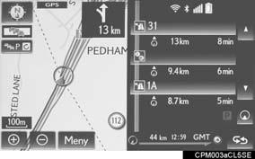 ) VID KÖRNING PÅ MOTORVÄG Under körning på motorväg visar den här skärmen avståndet till nästa korsning/avfart eller POI:er i närheten av motorvägsavfarten. 1 Tryck på Trafikfältet.