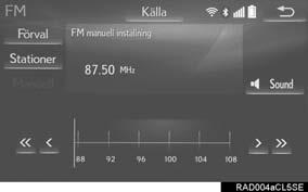 2 Ställ in den önskade radiokanalen. 4 Stationens frekvens kommer att visas i skärmknappen.