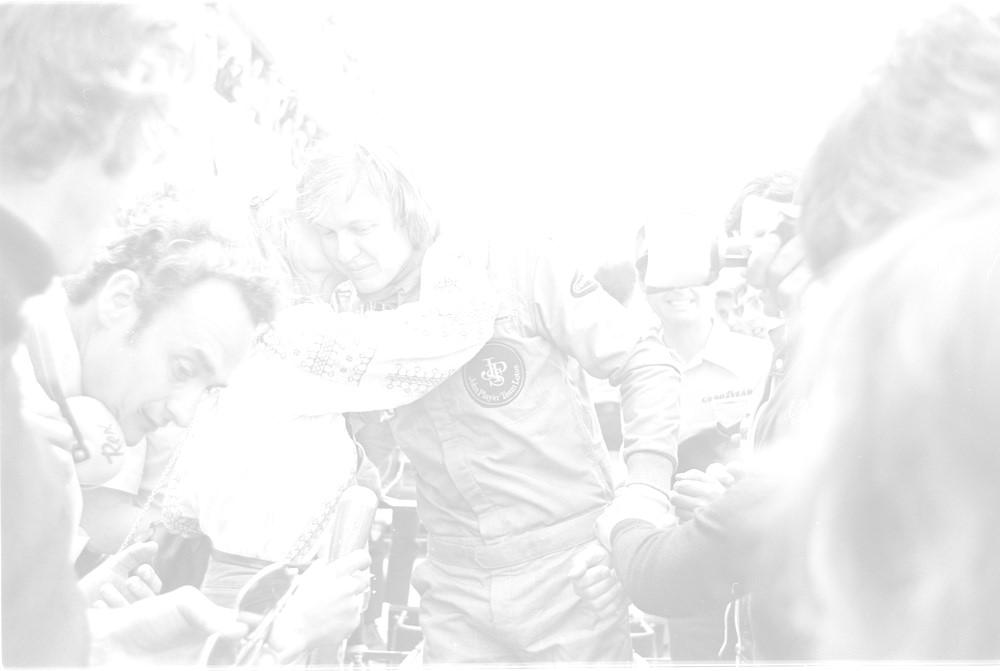 Då kände vi att vi hade premisserna klara för hur vi skulle berätta historien om Ronnie vi skulle berätta den för Nina. Vem var Ronnie Peterson? Vem var hans partner Barbro Edvardsson?