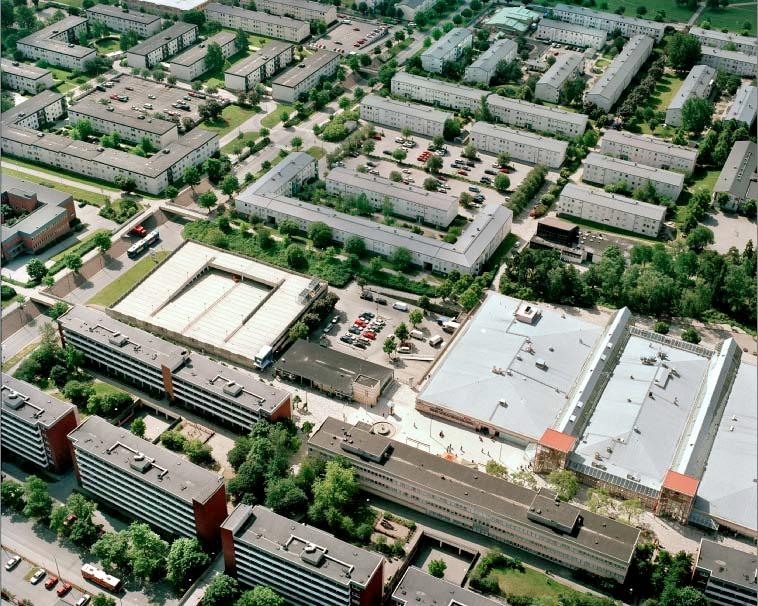 Till områdets fysiska kvaliteter räknas ljusa välplanerade bostäder, uppvuxen grönska, trafiksäkra gång- och lekmiljöer, hög parkeringsstandard, välskötta byggnader, närhet till friluftsområden och