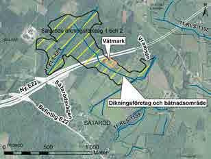 na ur våtmarksområdet genom ett utlopp varefter vattnet leds som ytvatten via skogsområdet ner mot Vramsån.