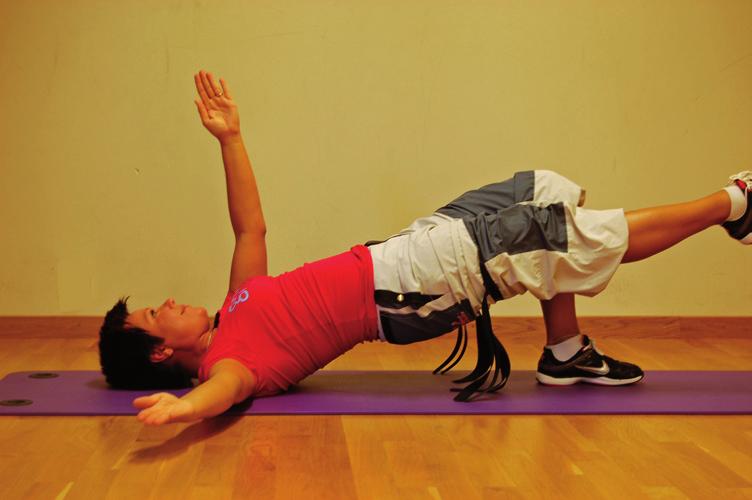 För att göra övningen mer utmanande så kan du lyfta upp ett ben från golvet och hålla det