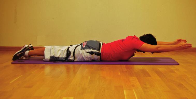 Sänk ner igen och upprepa övningen växelvis hö/vä ben 8-16 ggr. Behåll blicken ner i golvet hela tiden så nacken får en normal kurvatur genom hela övningen. 11.