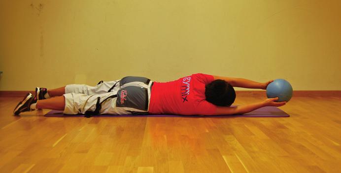 12. Liggande rotation med överkroppen (utan och med boll) Ligg raklång på mage med armar sträckta fram ovanför
