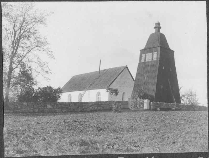 Historik Den första kyrkobyggnaden på platsen uppfördes under 1200-talet och delar av dess murverk ingår i den nuvarande kyrkans stomme.