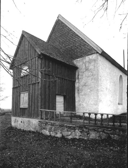År 1692 utfördes en ny läktare inne i kyrkan och tre år senare lades ett nytt golv i vapenhuset. Kyrkan från sydöst. Före branden. Foto Nanny Ekström.