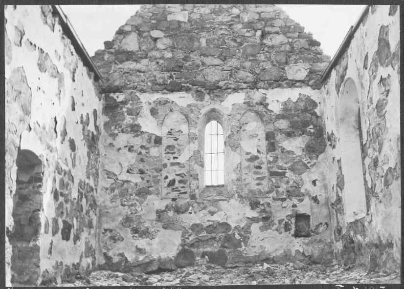 År 1823 panelkläddes klockstapeln och åren efter gjordes takarbeten innan klockstapeln och kyrktaket rödfärgades.