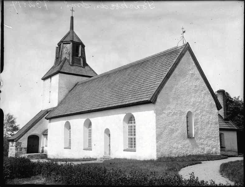 Branden år 1915 förstörde stora delar av kyrkans inredning och inventarier men de gamla murarna kunde återanvändas då kyrkan återuppfördes. I väster förlängdes kyrkorummet och ett torn tillkom.