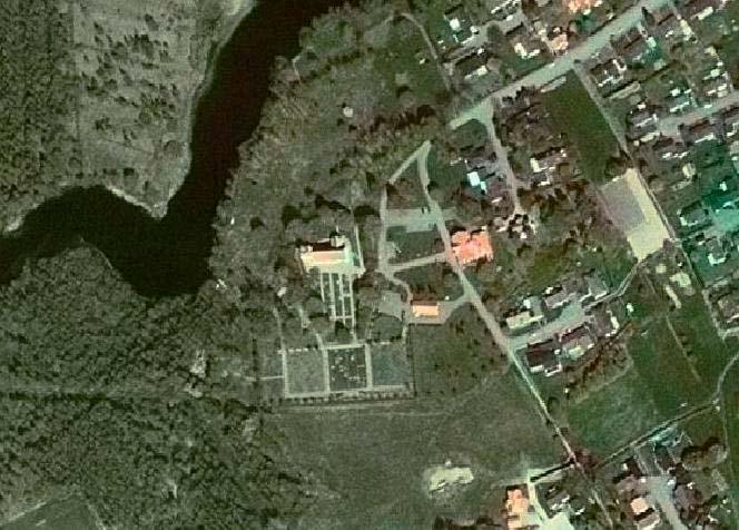 Beskrivning och historik Kyrkomiljön Bäckseda är beläget vid Övre Emån och består av dalgångsbygd med omgivande skogsmarker. Ortnamnet åsyftar till ån norr om kyrkan samt på sluttande (sank)mark.