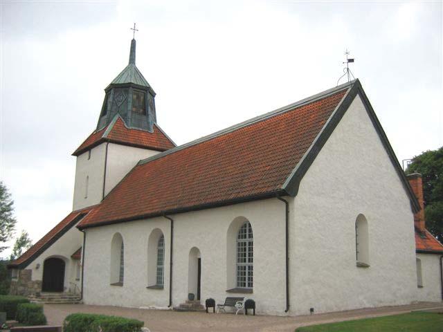 se) Kyrkobyggnaden Kyrkobyggnaden har en östvästlig orientering med torn i väster och kor i öster.