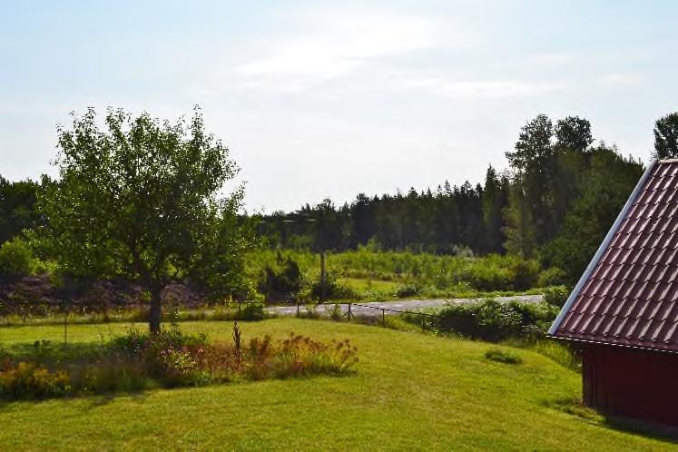 Taxeringsvärde (2017) Tomt Bostadsbyggnader Ekonomibyggnader Åkermark Betesmark Total 50 000 kr 274 000 kr 104 000 kr 193 000 kr 73 000 kr 694 000 kr Ägare Sören Andersson.